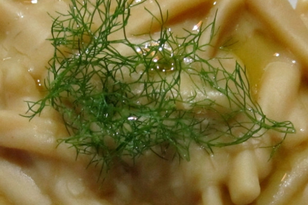 Pasta with Fava Beans mash and Wild Fennel