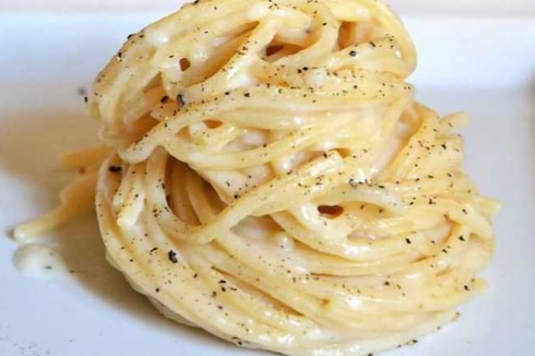 Spaghetti with Aged Cheese with Black Pepper